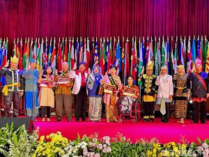 Ignasius Jonan-Titiek Puspa Terima Penghargaan Ikon Prestasi Pancasila