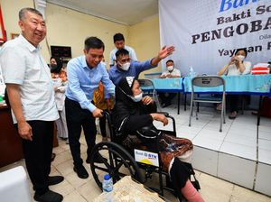 Pengobatan Gratis untuk Warga di Surabaya