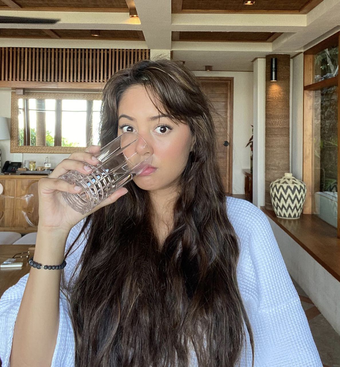 Pesona Aurelie Moeremans Saat Makan Es Krim dan Santai di Kafe Bali