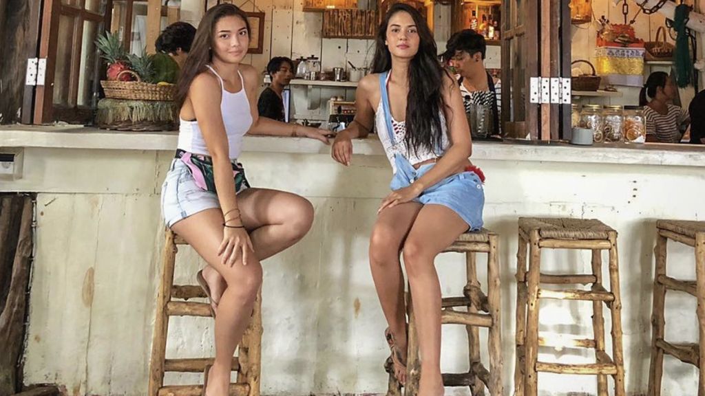 Pesona Aurelie Moeremans Saat Nongkrong Santai di Kafe Bali Pesona Aurelie Moeremans Saat Nongkrong Santai di Kafe Bali