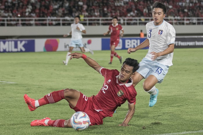 Pesepakbola Timnas Indonesia Marcelino Ferdinan (kanan) berselebrasi bersama Pratama Arhan (kiri) usai berhasil mencetak gol ke gawang Chinese Taipei pada pertandingan grup K kualifikasi Piala Asia U-23 AFC 2024 di Stadion Manahan, Solo, Jawa Tengah, Sabtu (9/9/2023). Timnas Indonesia menang atas Chinese Taipei dengan skor 9-0. ANTARA FOTO/Mohammad Ayudha/Spt.