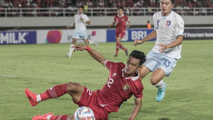Pesepakbola Timnas Indonesia Marcelino Ferdinan (kanan) berselebrasi bersama Pratama Arhan (kiri) usai berhasil mencetak gol ke gawang Chinese Taipei pada pertandingan grup K kualifikasi Piala Asia U-23 AFC 2024 di Stadion Manahan, Solo, Jawa Tengah, Sabtu (9/9/2023). Timnas Indonesia menang atas Chinese Taipei dengan skor 9-0. ANTARA FOTO/Mohammad Ayudha/Spt.