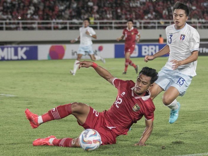 Pesepakbola Timnas Indonesia Marcelino Ferdinan (kanan) berselebrasi bersama Pratama Arhan (kiri) usai berhasil mencetak gol ke gawang Chinese Taipei pada pertandingan grup K kualifikasi Piala Asia U-23 AFC 2024 di Stadion Manahan, Solo, Jawa Tengah, Sabtu (9/9/2023). Timnas Indonesia menang atas Chinese Taipei dengan skor 9-0. ANTARA FOTO/Mohammad Ayudha/Spt.