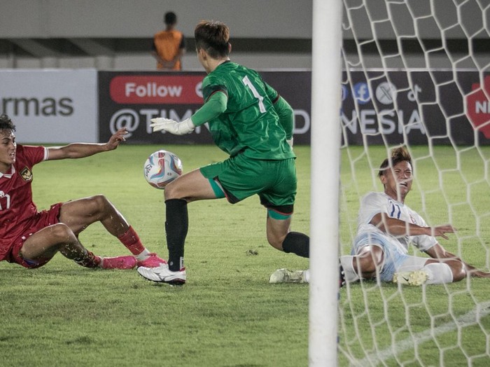 Pesepakbola Timnas Indonesia Marcelino Ferdinan (kanan) berselebrasi bersama Pratama Arhan (kiri) usai berhasil mencetak gol ke gawang Chinese Taipei pada pertandingan grup K kualifikasi Piala Asia U-23 AFC 2024 di Stadion Manahan, Solo, Jawa Tengah, Sabtu (9/9/2023). Timnas Indonesia menang atas Chinese Taipei dengan skor 9-0. ANTARA FOTO/Mohammad Ayudha/Spt.