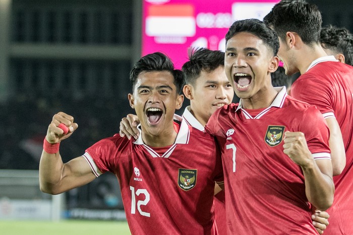 Pesepakbola Timnas Indonesia Marcelino Ferdinan (kanan) berselebrasi bersama Pratama Arhan (kiri) usai berhasil mencetak gol ke gawang Chinese Taipei pada pertandingan grup K kualifikasi Piala Asia U-23 AFC 2024 di Stadion Manahan, Solo, Jawa Tengah, Sabtu (9/9/2023). Timnas Indonesia menang atas Chinese Taipei dengan skor 9-0. ANTARA FOTO/Mohammad Ayudha/Spt.