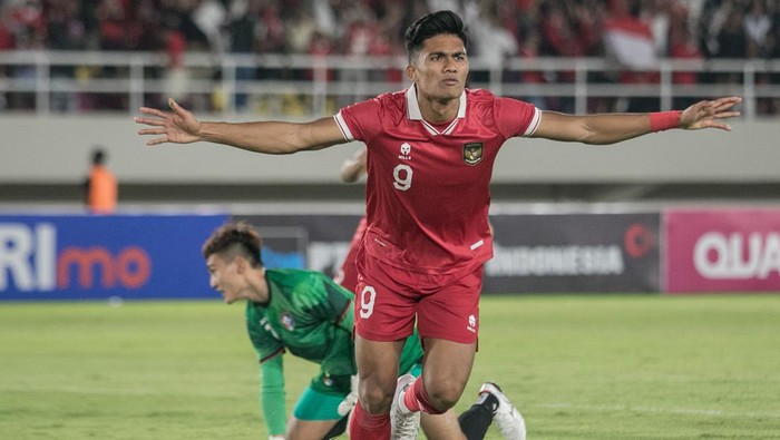 Pesepakbola Timnas Indonesia Marcelino Ferdinan (kanan) berselebrasi bersama Pratama Arhan (kiri) usai berhasil mencetak gol ke gawang Chinese Taipei pada pertandingan grup K kualifikasi Piala Asia U-23 AFC 2024 di Stadion Manahan, Solo, Jawa Tengah, Sabtu (9/9/2023). Timnas Indonesia menang atas Chinese Taipei dengan skor 9-0. ANTARA FOTO/Mohammad Ayudha/Spt.