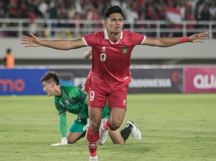 Pesepakbola Timnas Indonesia Marcelino Ferdinan (kanan) berselebrasi bersama Pratama Arhan (kiri) usai berhasil mencetak gol ke gawang Chinese Taipei pada pertandingan grup K kualifikasi Piala Asia U-23 AFC 2024 di Stadion Manahan, Solo, Jawa Tengah, Sabtu (9/9/2023). Timnas Indonesia menang atas Chinese Taipei dengan skor 9-0. ANTARA FOTO/Mohammad Ayudha/Spt.
