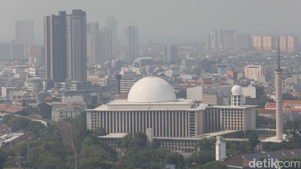 Suasana Monas yang diselimuti kabut polusi udara, Jakarta.