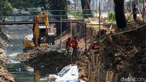 Proyek Pembangunan Turap Kali Pulomas Terus Dikebut