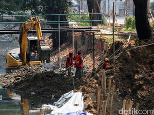 Proyek Pembangunan Turap Kali Pulomas Terus Dikebut