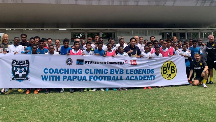 PTFI menghadirkan coaching clinic untuk para siswa Papua Football Academy (PFA)