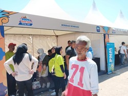 Ratusan Warga Ponorogo Dapat Sembako Gratis di Pesta Rakyat Simpedes