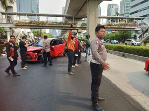 Kecelakaan Mobil di Jl Rasuna Said Jaksel, Lalin Arah Mampang Tersendat Kecelakaan Mobil di Jl Rasuna Said Jaksel, Lalin Arah Mampang Tersendat