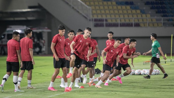 Pesepak bola Timnas Indonesia U-23 mengikuti latihan di Stadion Manahan, Solo, Jawa Tengah, Jumat (8/9/2023). Latihan tersebut untuk persiapan pertandingan kualifikasi Piala Asia U-23 melawan Chinese Taipei di Stadion Manahan. ANTARA FOTO/Mohammad Ayudha/nz.