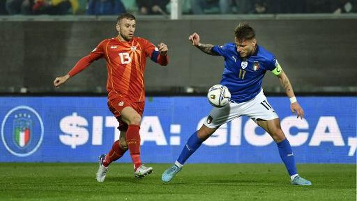 North Macedonia s defender Stefan Ristovski (L) and Italys forward Ciro Immobile go for the ball during the 2022 World Cup qualifying play-off football match between Italy and North Macedonia, on March 24, 2022 at the Renzo-Barbera stadium in Palermo. (Photo by Alberto PIZZOLI / AFP)
