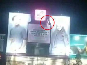 Viral Sosok Mirip Pocong Nangkring di Atas Baliho Garut Viral Sosok Mirip Pocong Nangkring di Atas Baliho Garut