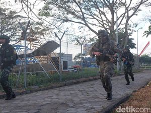 Tentara Gabungan SGS Simulasi Pembebasan Bandara Banyuwangi, Begini Aksinya Tentara Gabungan SGS Simulasi Pembebasan Bandara Banyuwangi, Begini Aksinya