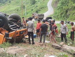 Truk Muat Ekskavator di Mamuju Terbalik gegara Rem Blong, 2 Orang Luka