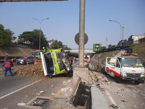 Truk Tanah Terguling Usai Tabrak Pembatas Tol JORR, Sempat Picu Kemacetan