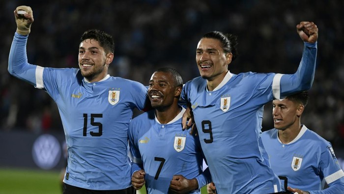 Uruguays Nicolas De La Cruz, 7, celebrates scoring his sides third goal against Chile with teammates Facundo Valverde, left, and Darwin Nunez during a qualifying soccer match for the FIFA World Cup 2026 at Centenario stadium in Montevideo, Uruguay, Friday Sept. 8, 2023.(AP Photo/Santiago Mazzarovich)