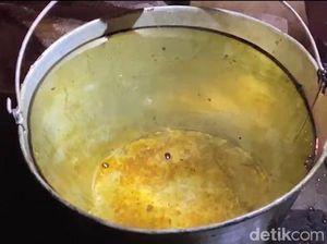 Penampakan Sumur Warga di Kediri Tercemar, Air Bak Pertalite Penampakan Sumur Warga di Kediri Tercemar, Air Bak Pertalite