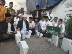 Anies-Cak Imin Ziarah ke Makam Ketua PBNU Pertama KH Hasan Gipo
