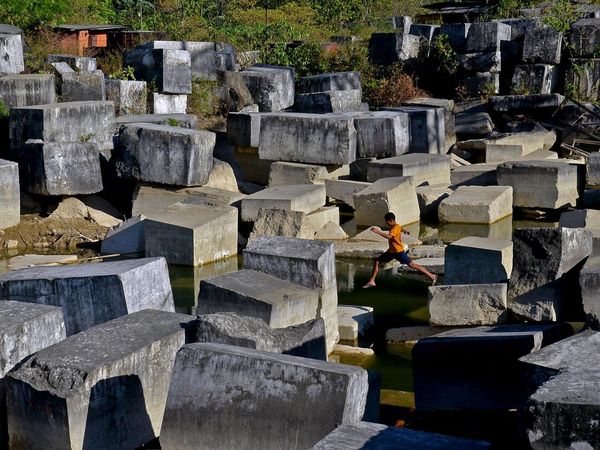 Melihat Bekas Galian Tambang Marmer di Maros