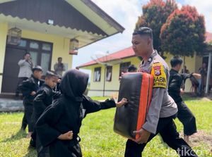 Misi Briptu Wahyu Tekan Aksi Tawuran Lewat Pencak Silat Misi Briptu Wahyu Tekan Aksi Tawuran Lewat Pencak Silat