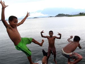 Danau Sentani Jadi Tempat Bermain Anak-anak