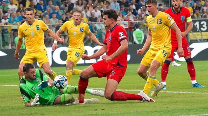 Ukraines goalkeeper #01 Georgiy Bushchan and Englands defender #06 Harry Maguire vie for the ball during the UEFA EURO 2024 qualifying football match between Ukraine and England in Wroclaw, Poland on September 9, 2023. (Photo by JANEK SKARZYNSKI / AFP)