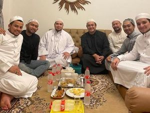 Gilang Dirga Girang Menjamu Ulama dan Makan Romantis Bareng Istri Gilang Dirga Girang Menjamu Ulama dan Makan Romantis Bareng Istri