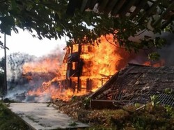 Hotel Terbengkalai di Pantai Carita Terbakar, Diduga Akibat ODGJ