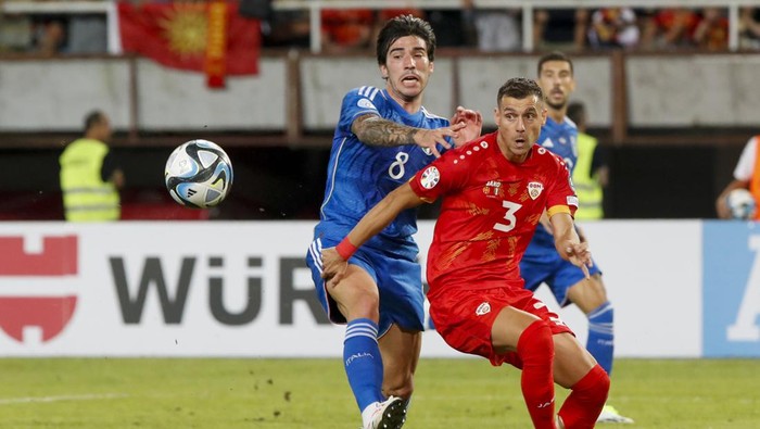 Italys Sandro Tonali, left, and North Macedonias Stefan Askovski fight for the ball during the Euro 2024 group C qualifying soccer match between North Macedonia and Italy at National Arena Todor Proeski in Skopje, North Macedonia, Saturday, Sept. 9, 2023. (AP Photo/Boris Grdanoski)