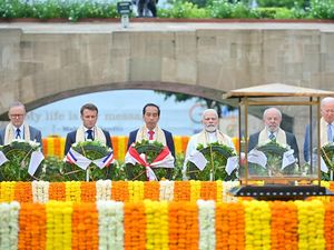 Beri Penghormatan di Mahatma Gandhi Samadhi, Jokowi Diapit Modi dan Macron