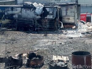 Kebakaran Lahan Hanguskan 8 Truk di Jalan Yos Sudarso Semarang