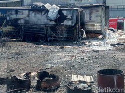 Kebakaran Lahan Hanguskan 8 Truk di Jalan Yos Sudarso Semarang