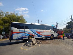 Mobil Vs Bus Sumber Selamat di Jalan Solo-Jogja, Lalin Sempat Macet