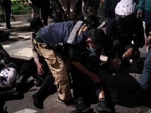 Pemotor Diduga Mabuk di Surabaya Tabrak Polisi dan Wartawan Pemotor Diduga Mabuk di Surabaya Tabrak Polisi dan Wartawan