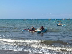 Lomba Dayung Tradisional, 30 Nelayan Kayuh Sampan di Tengah Kerasnya Ombak