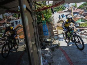 Aksi Pesepeda di Urban Downhill di Kota Semarang Aksi Pesepeda di Urban Downhill di Kota Semarang