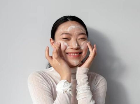 Membersihkan wajah, kebiasaan baik untuk mencegah komedo/Foto: freepik.com