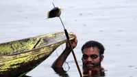 Aksi Warga Tangkap Ikan dengan Alat Tradisional di Danau Sentani