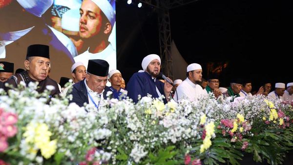 Momen Putri Zulhas dan Puluhan Ribu Warga Ikuti Lampung Berselawat
