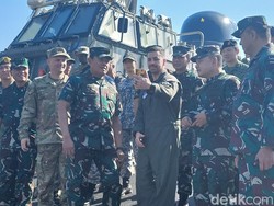 Panglima TNI Bersama Kepala Staf Tinjau Ranpur Milik AS di Situbondo Jatim