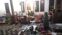 Potret Warga Tidur di Luar Rumah Pascagempa M 6,3 di Donggala Sulteng