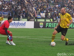 Pujian untuk I Made di Laga Persib All Stars Vs BVB Legends