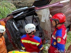 Mobil Panther Terjun dari Jembatan di Polokarto Sukoharjo, 1 Orang Tewas