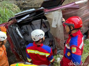 Mobil Panther Terjun dari Jembatan di Polokarto Sukoharjo, 1 Orang Tewas Mobil Panther Terjun dari Jembatan di Polokarto Sukoharjo, 1 Orang Tewas