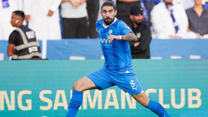 Hilal's Portuguese midfielder #08 Ruben Neves controls the ball during the 2023 Arab Club Champions Cup final football match between Saudi Arabia's Al-Hilal and Al-Nassr at the King Fahd Stadium in Taif on August 12, 2023. (Photo by AFP)