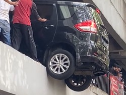Ngeri! Mobil Hampir Jatuh di Area Parkir